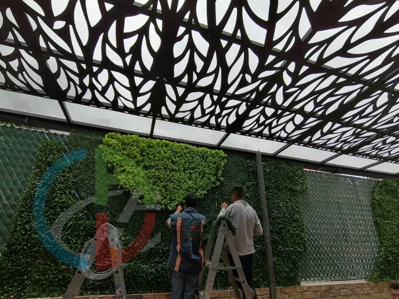 Instalación de follaje decorativo